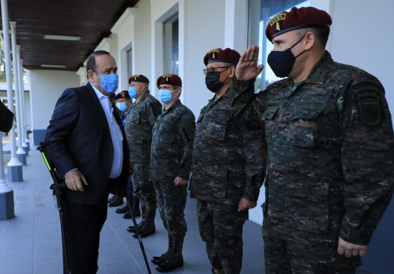 Presidente destaca trabajo del Ejército de Guatemala en beneficio de la población
