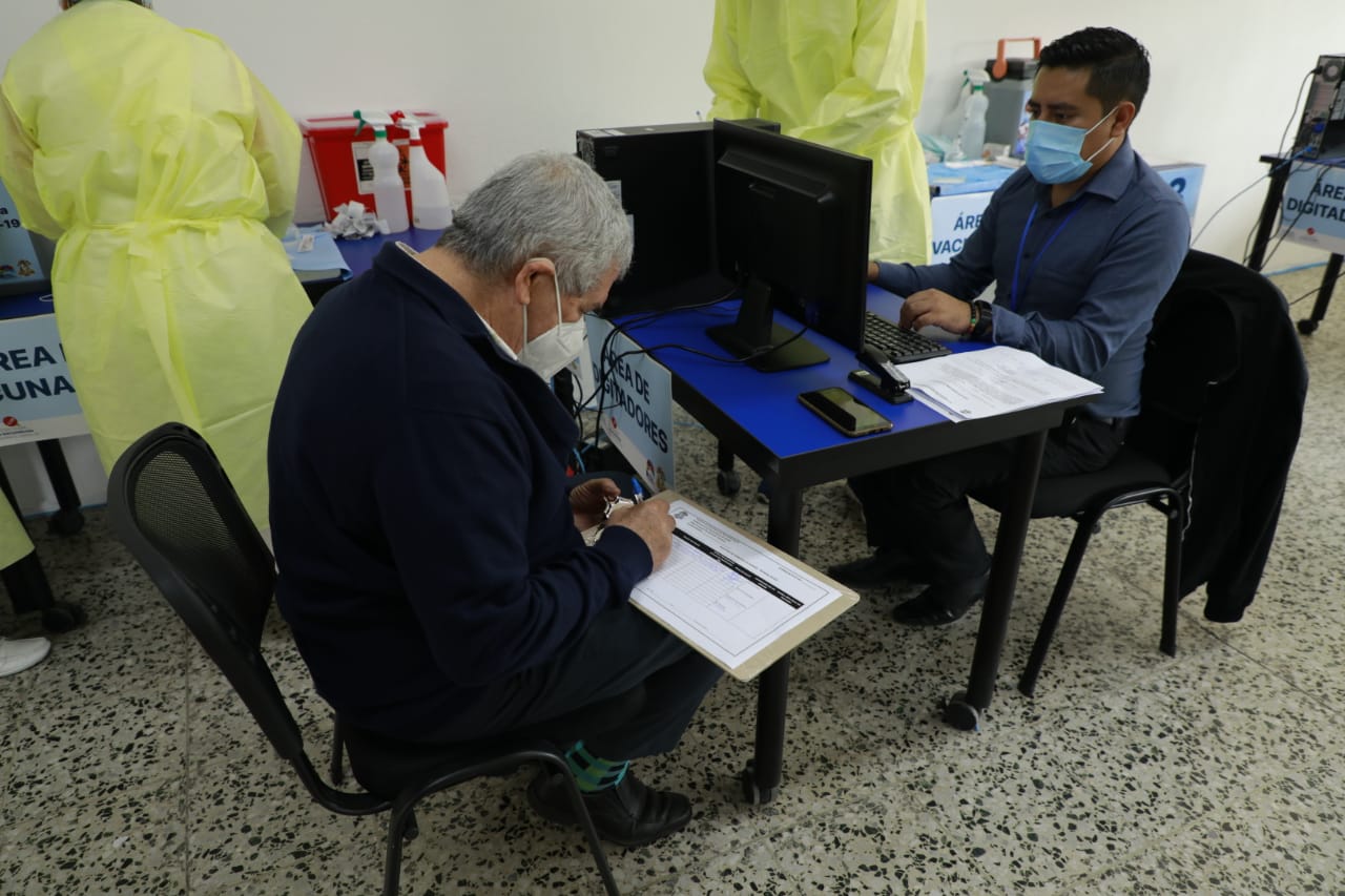 Adultos mayores de 70 años agradecen por la vacuna contra el coronavirus