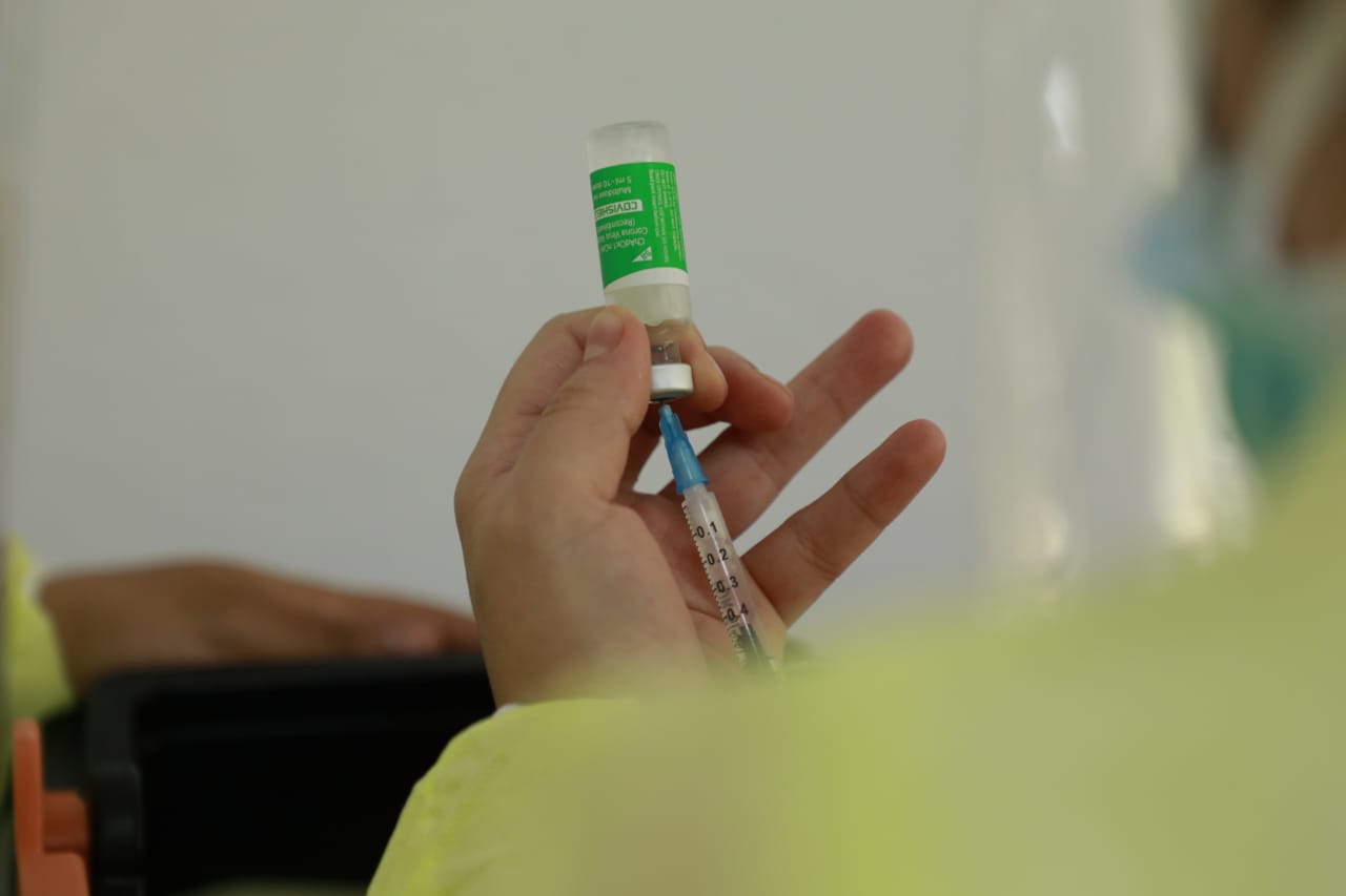 El Reino Unido donará 100 millones de dosis de vacunas contra el coronavirus