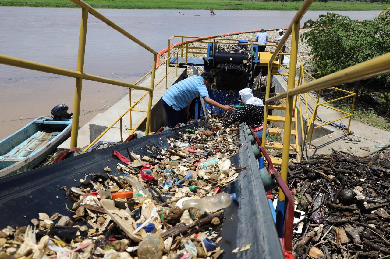 Personal de Ambiente y soldados retiran desechos sólidos del río Motagua