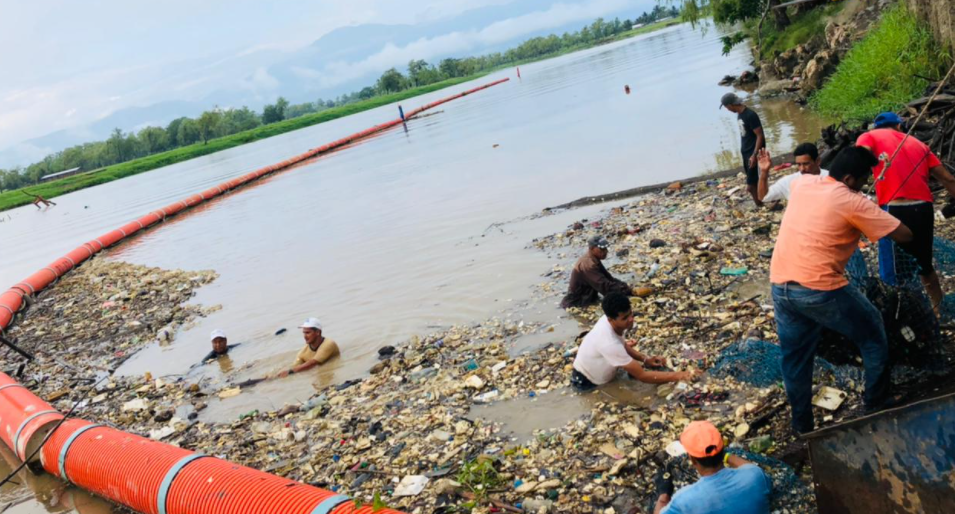 Sustraen 60 toneladas de basura del río Motagua