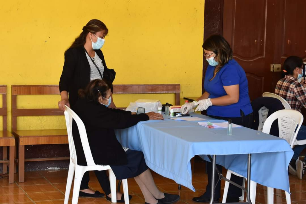 Adultos mayores de Malacatancito, Huehuetenango, se benefician con jornada médica