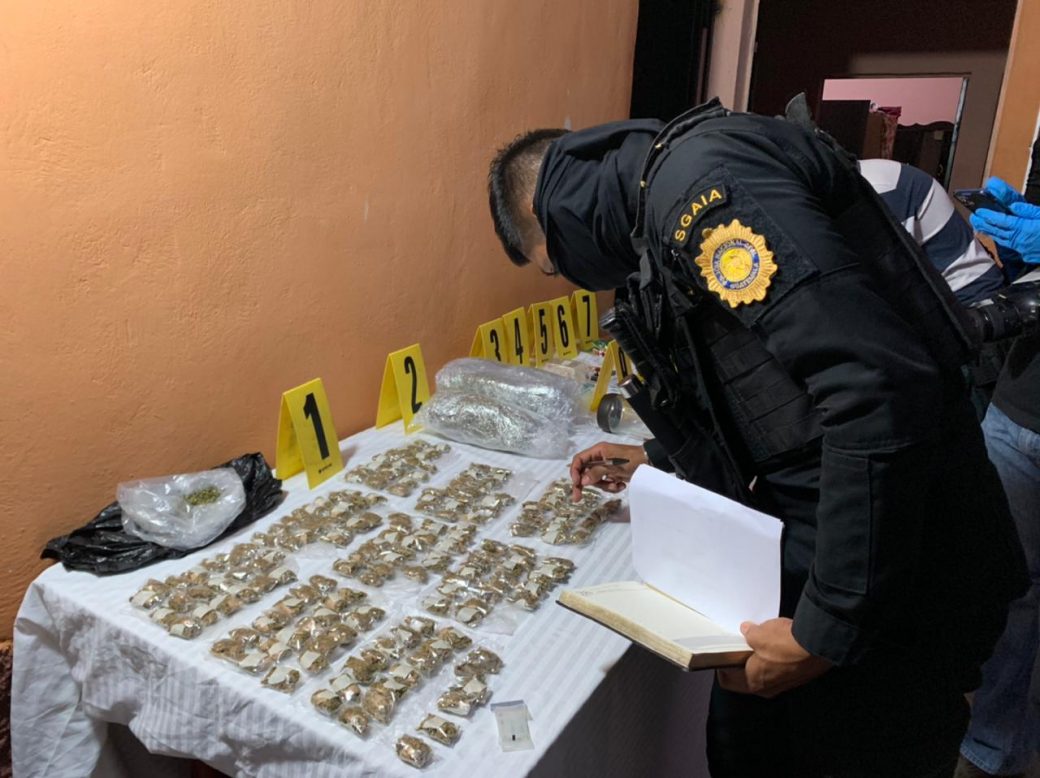 Operativo en Sipacate permite captura de dos personas e incautación de droga y armas