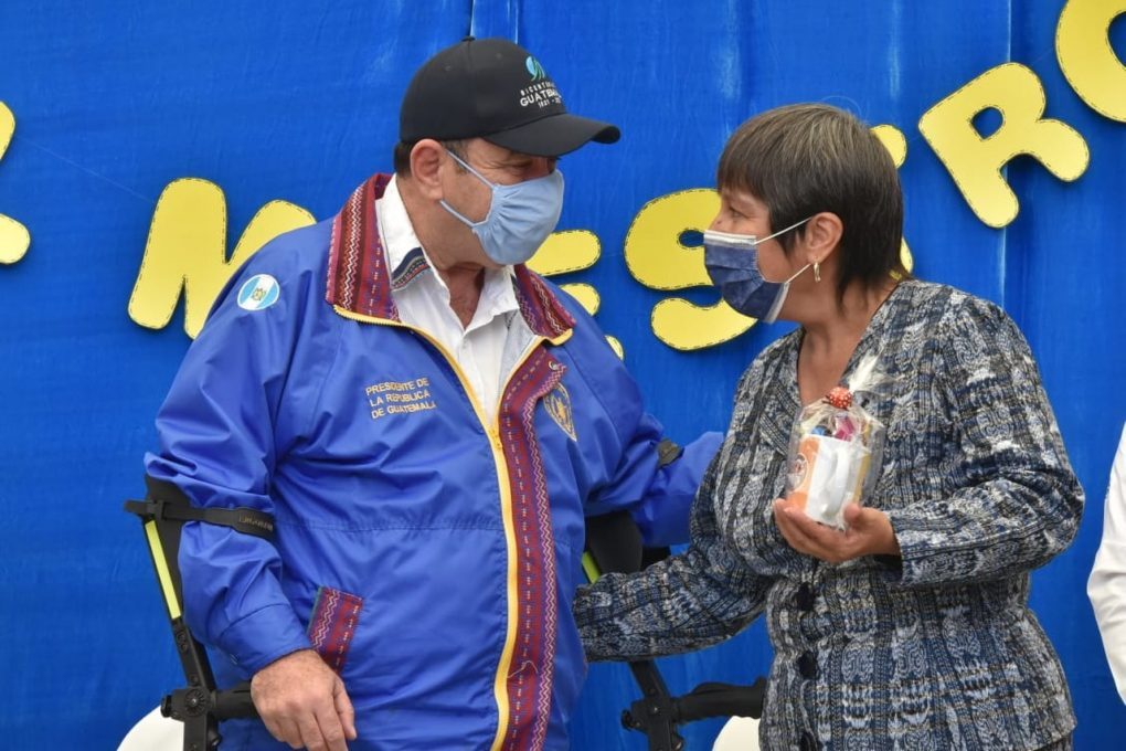 Presidente Giammattei reconoce labor de docentes en su día