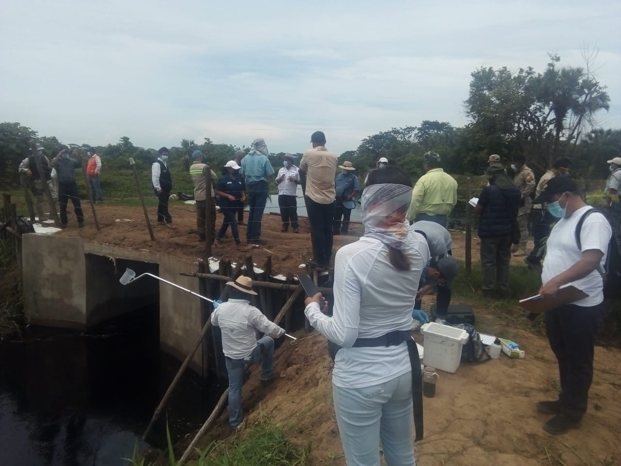 Investigan posible contaminación en humedal de Retalhuleu