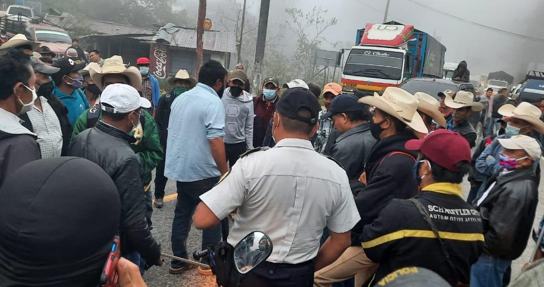 Gobernadores median con exmilitares para liberación de carreteras bloqueadas