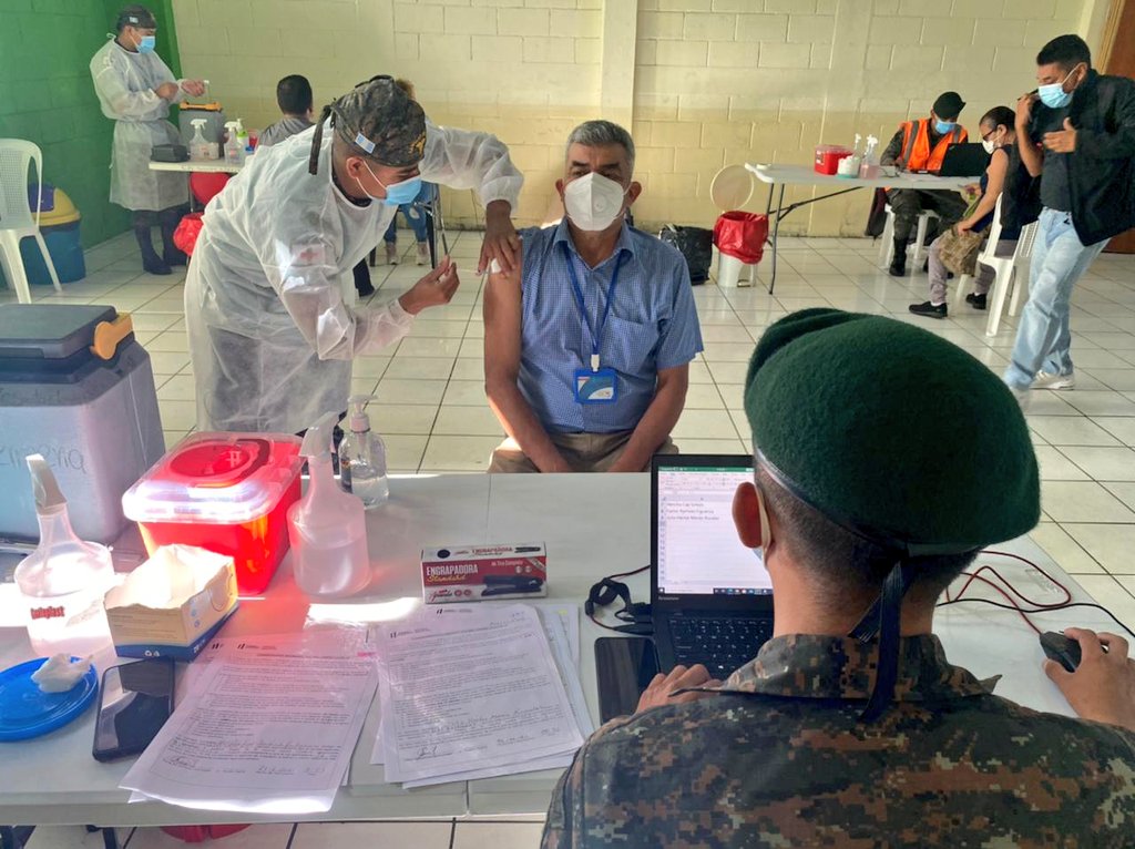 Elementos de la Primera Brigada de Infantería de Mariscal Zavala del Ejército de Guatemala, apoya al Ministerio de Salud, en la organización y funcionamiento de la jornada de vacunación contra el COVID-19, en la colonia Lavarreda, zona 18 ciudad capital./Foto: Ejercito de Guatemala.