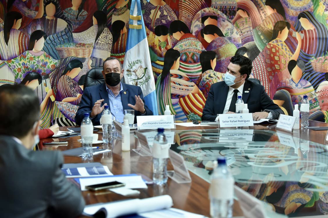 Estas visitas forman parte de una gira de trabajo que realiza el mandatario a cada uno de los 14 ministerios de Gobierno.