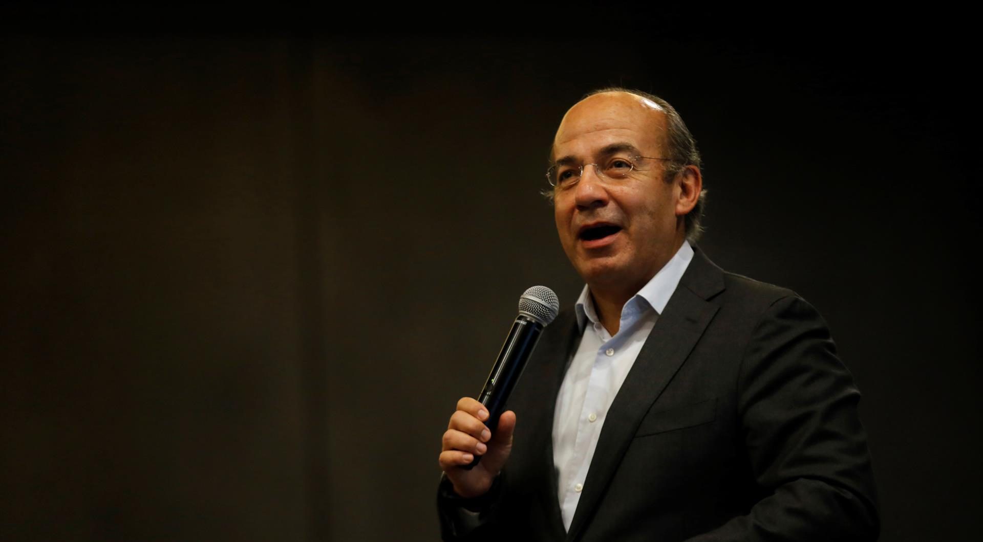 Expresidente mexicano Felipe Calderón ingresa en hospital por COVID-19