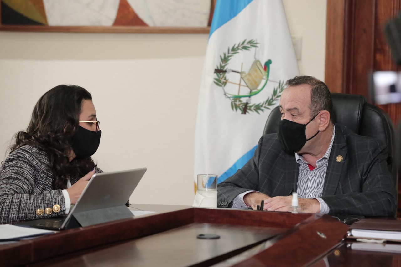 Lanzan programa de becas de maestría para empleados y funcionarios públicos