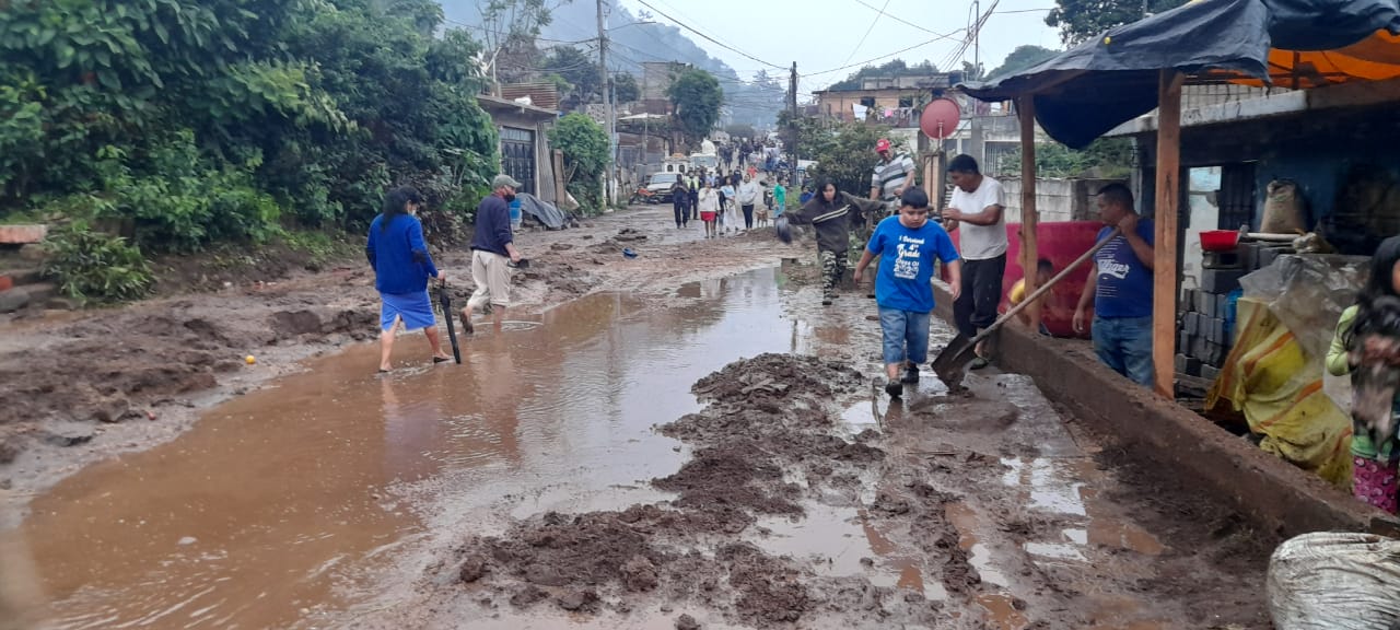 Dan asistencia a afectados por las lluvias de las últimas horas
