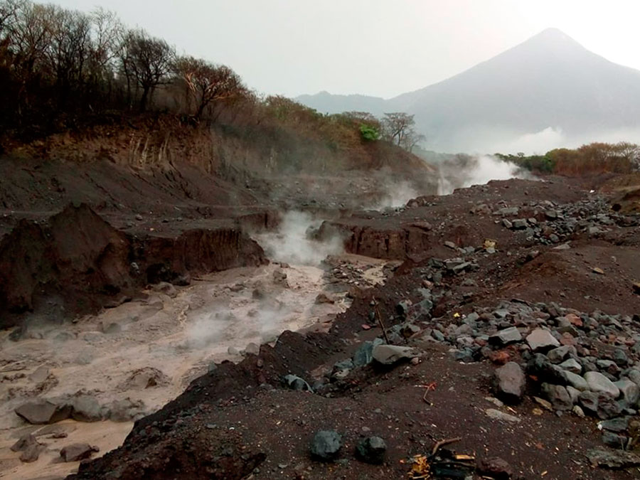 Lluvias provocan descenso de lahares por barrancas del volcán de Fuego