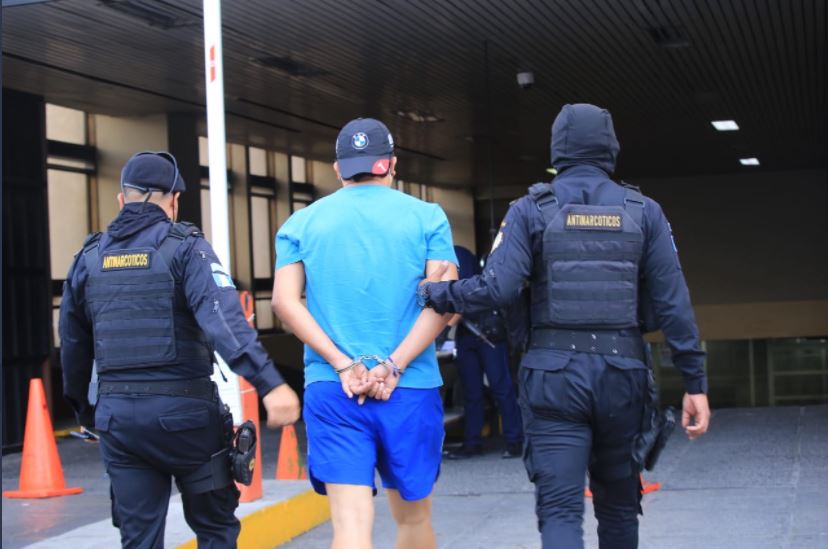 Policía captura a supuesto capo con orden de extradición en ruta al Atlántico