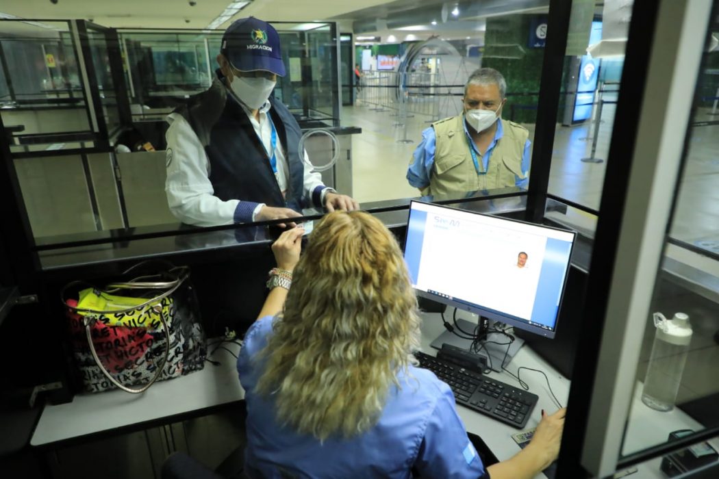 Instalan equipo de cómputo para agilizar control migratorio en Aeropuerto La Aurora