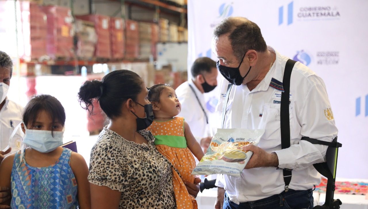 Presidente entrega alimento NutriNiños en Zacapa
