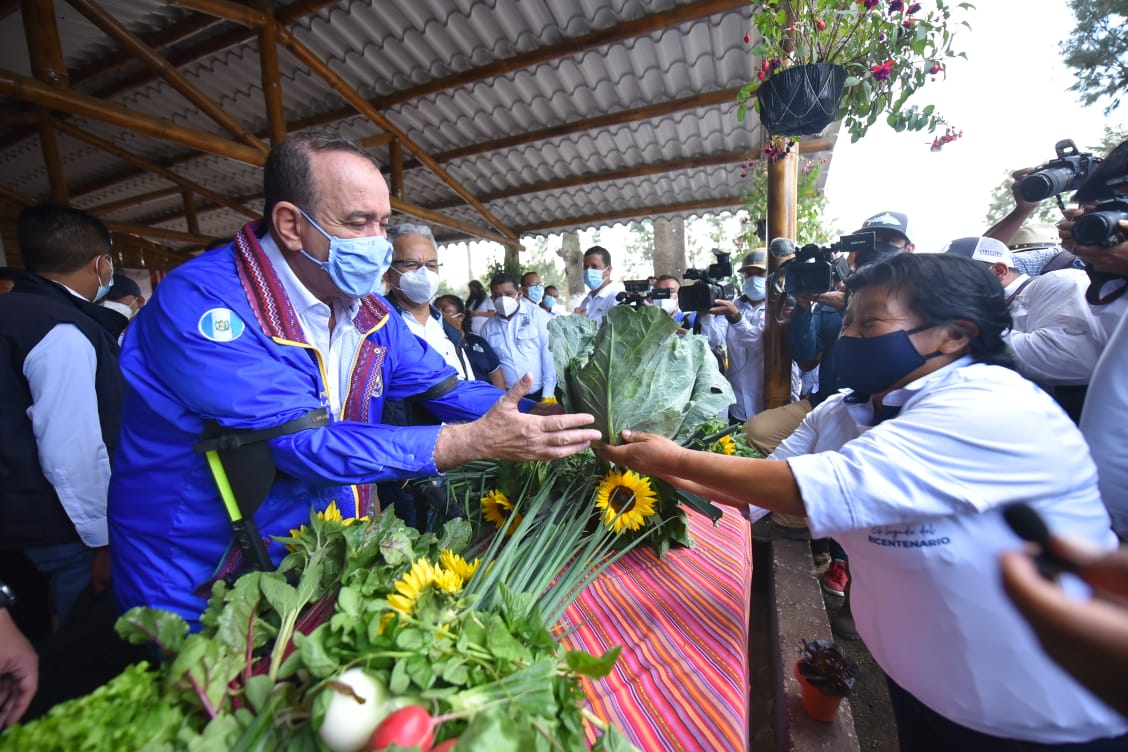 Presidente supervisa ejecución de Huertos del Bicentenario en El Tejar, Chimaltenango