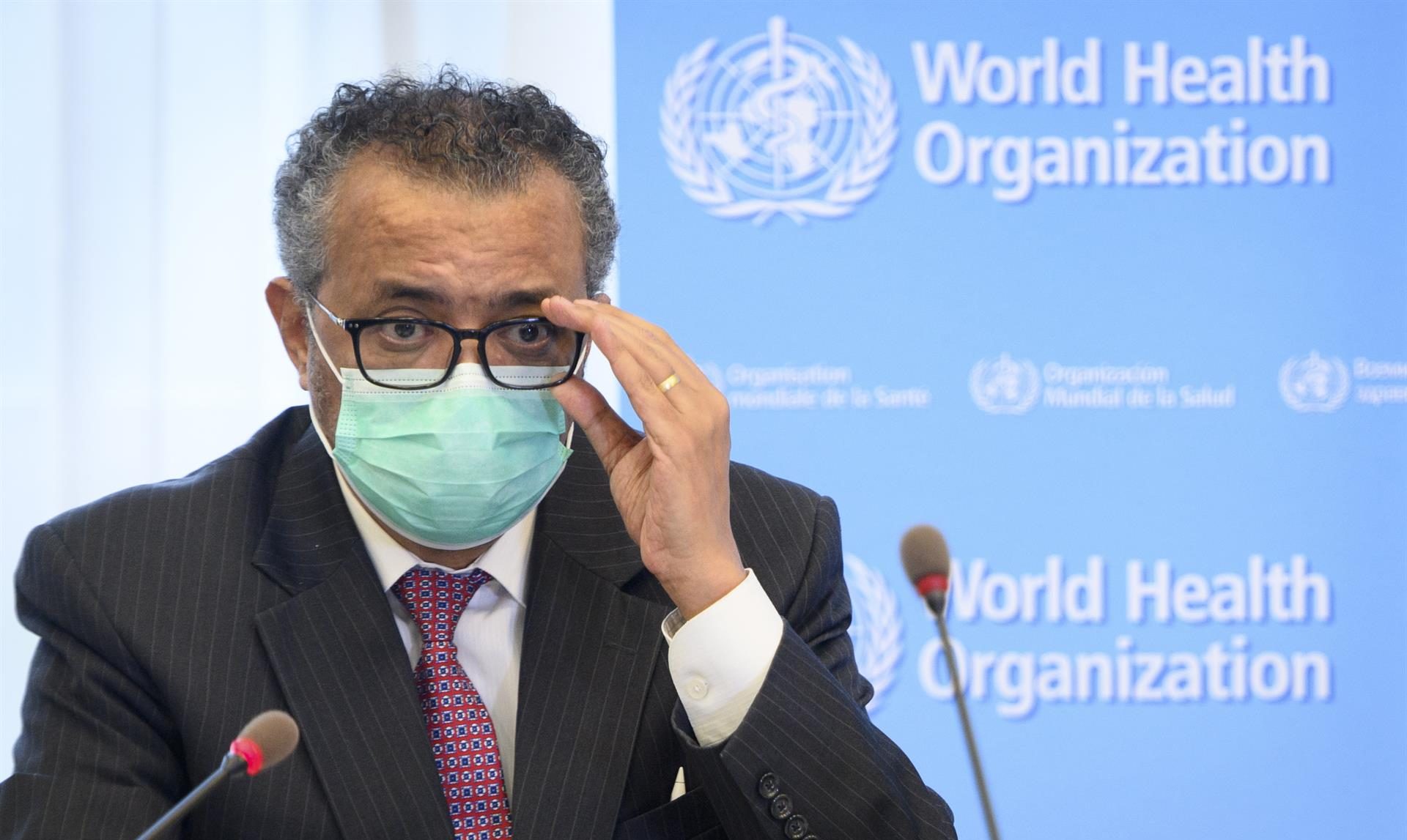 Contagios globales bajan por séptima semana consecutiva pero suben en África