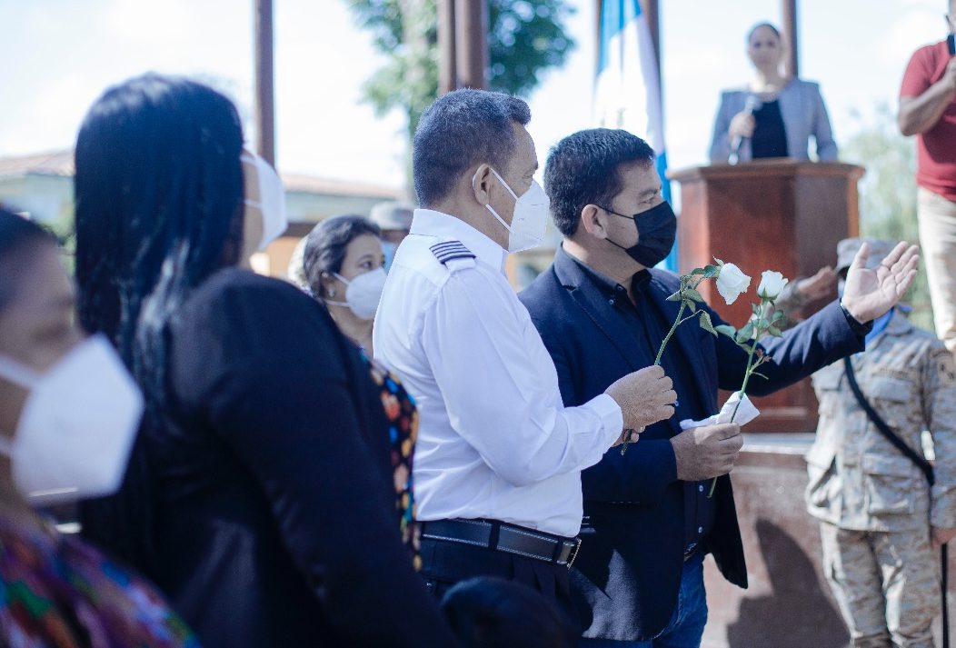 Homenajean a voluntarios que perecieron cuando llevaban ayuda humanitaria a Cobán