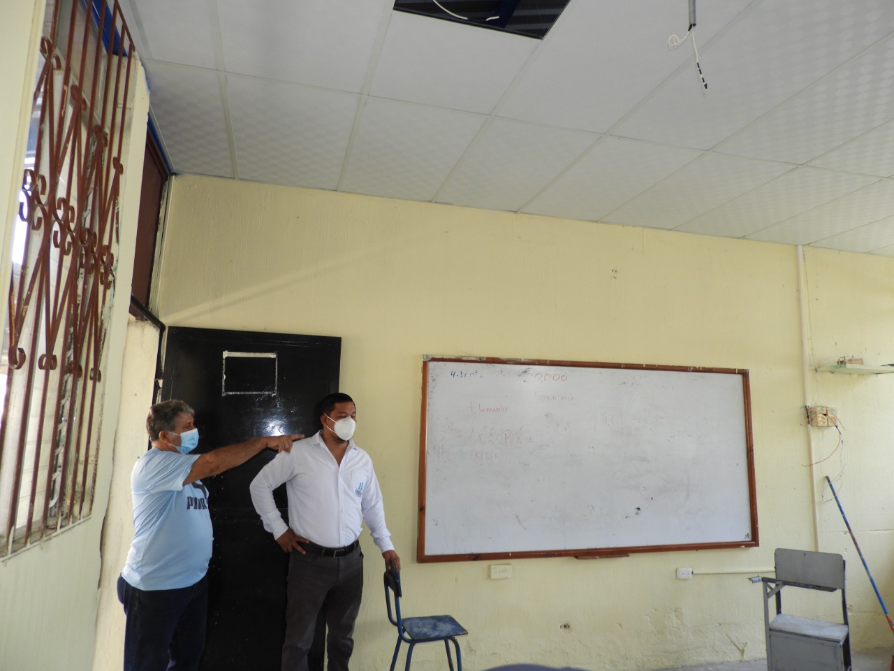 Supervisan trabajos de remozamiento en escuela en Petén
