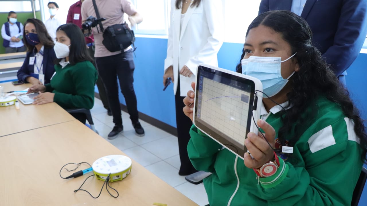 Entregan equipo tecnológico a Escuela Normal Central para Varones