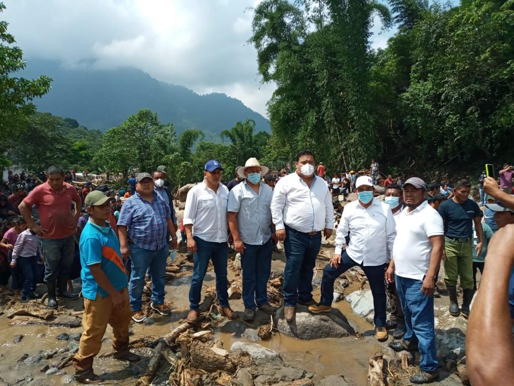 Verifican daños por desbordamiento de río en Sololá