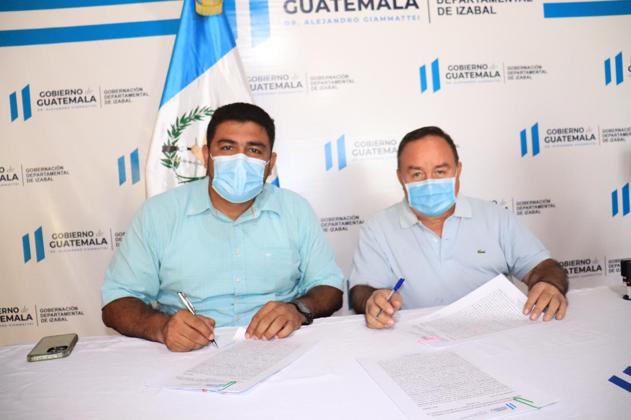 Comunidades de El Estor contarán con mejores escuelas y caminos rurales