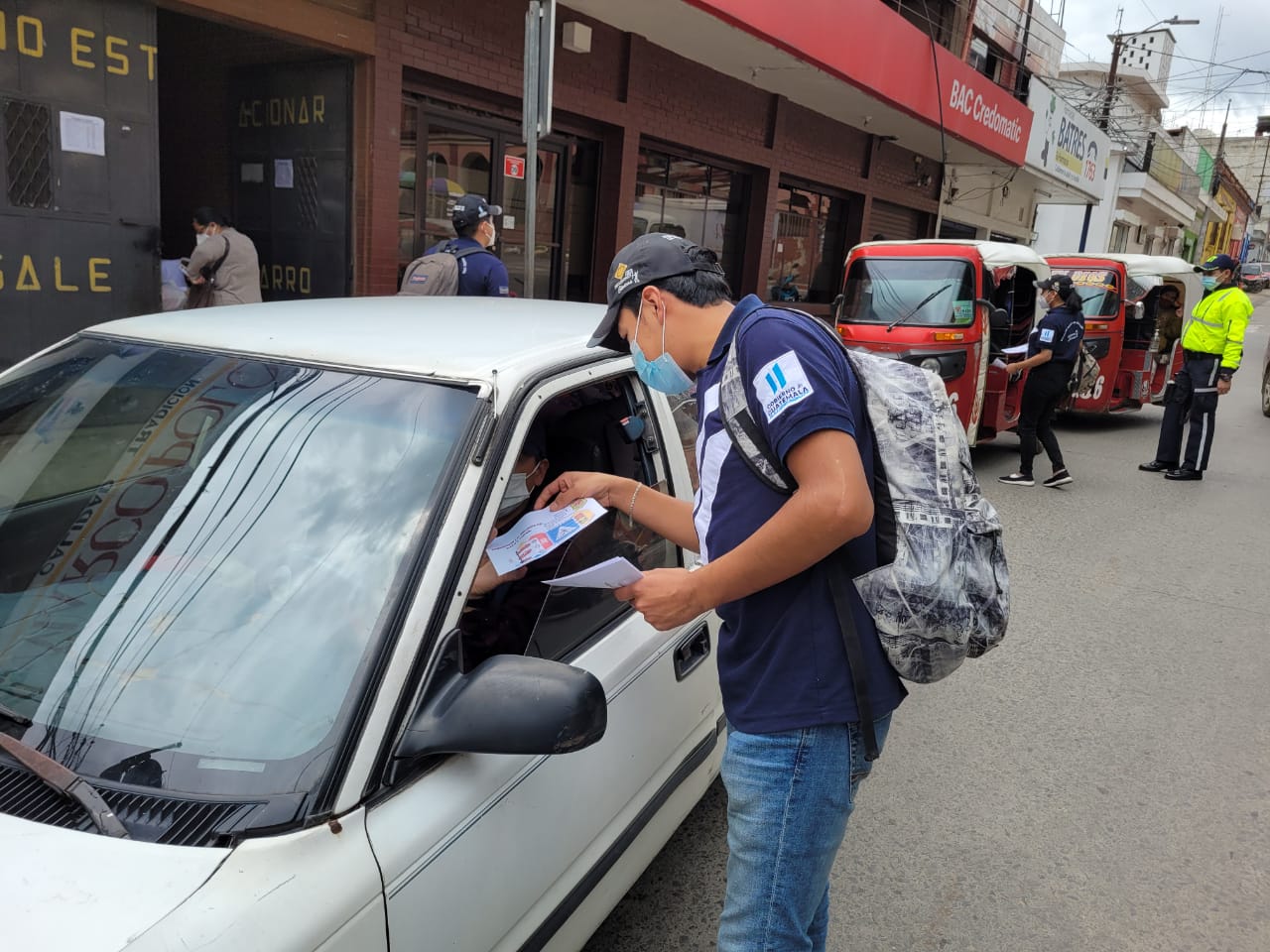 PMT y servidores cívicos emprenden campaña para prevenir accidentes en Santa Cruz Quiché