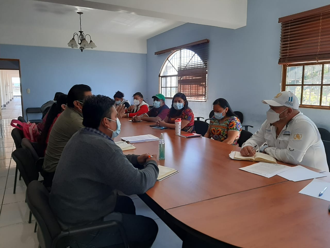 Gobernación de Chimaltenango mantiene diálogo con personal de Salud