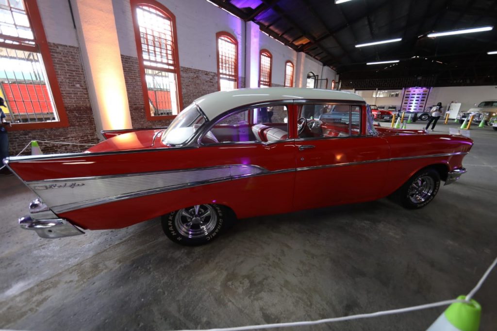 Exposición de vehículos clásicos en el Museo del Ferrocarril