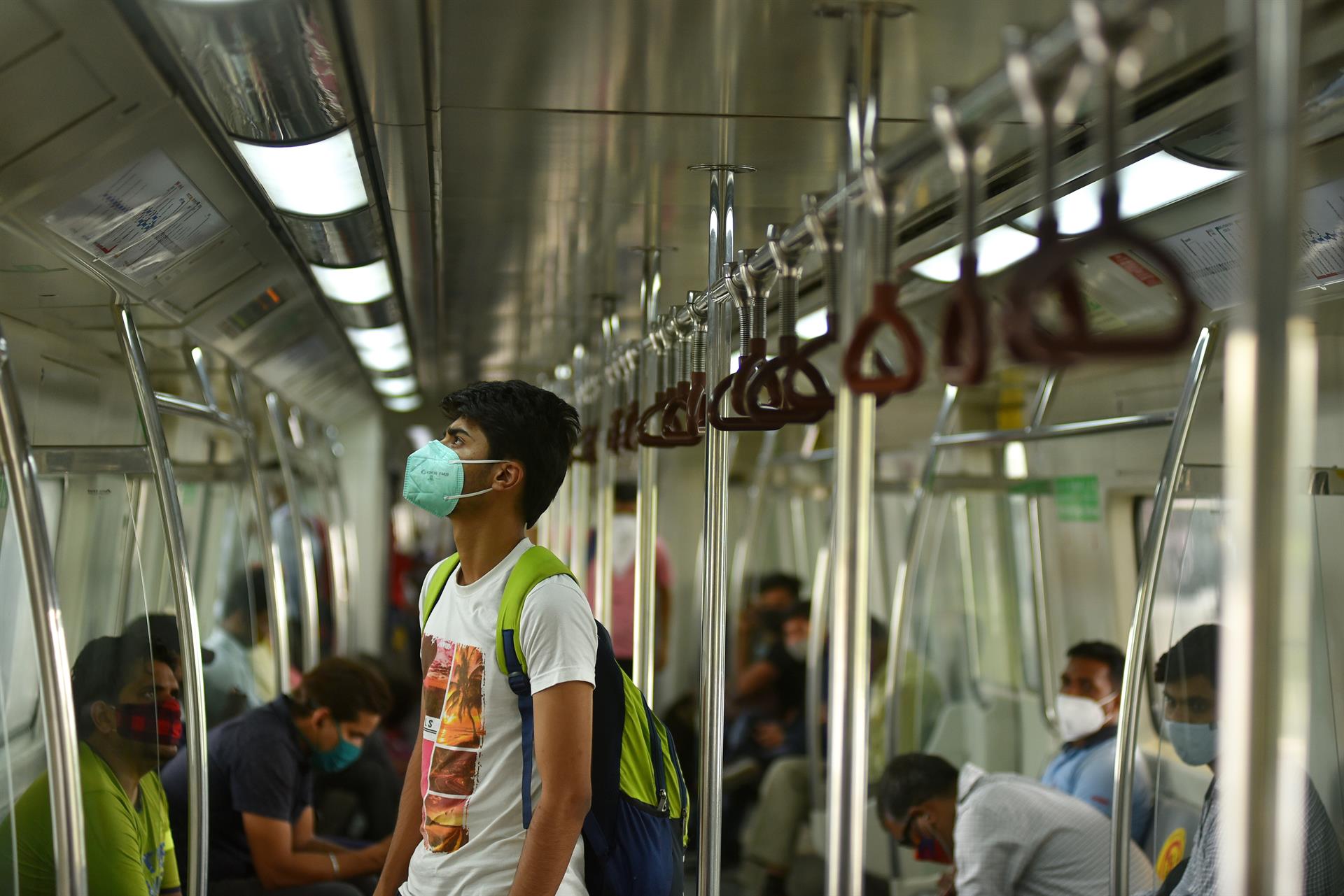 Nueva Delhi reabre tiendas y restaurantes en medio de una bajada de casos