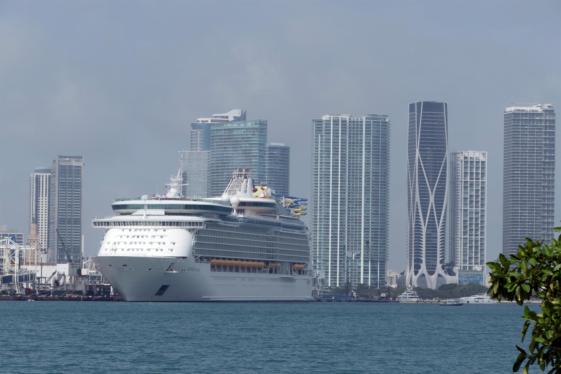 EE. UU. suaviza la alerta sanitaria del COVID-19 para pasajeros de cruceros