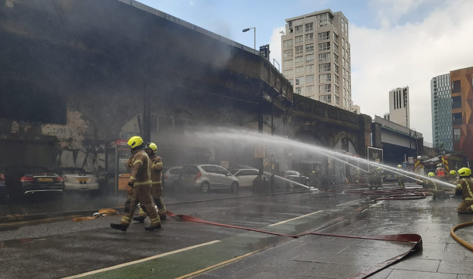 Se declara un fuerte incendio en una estación de tren de Londres