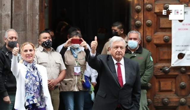 “¡Que viva la democracia!”, dice López Obrador al votar en comicios intermedios