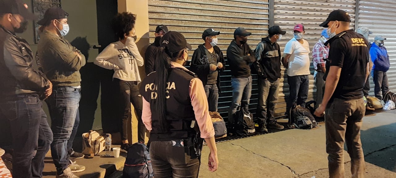PNC y MP coordinan rescate de 13 migrantes en zona 1 capitalina