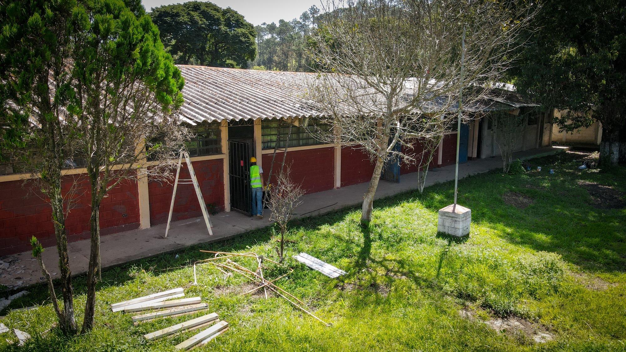 Comienzan mejoras en instituto básico de El Tejar