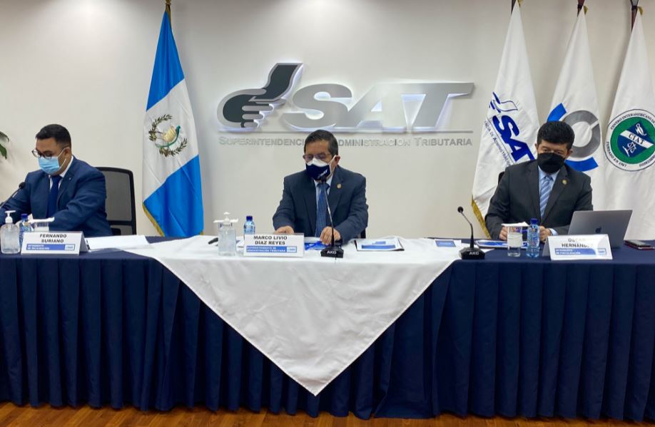 Autoridades de la SAT durante la presentación de los casos de evasión