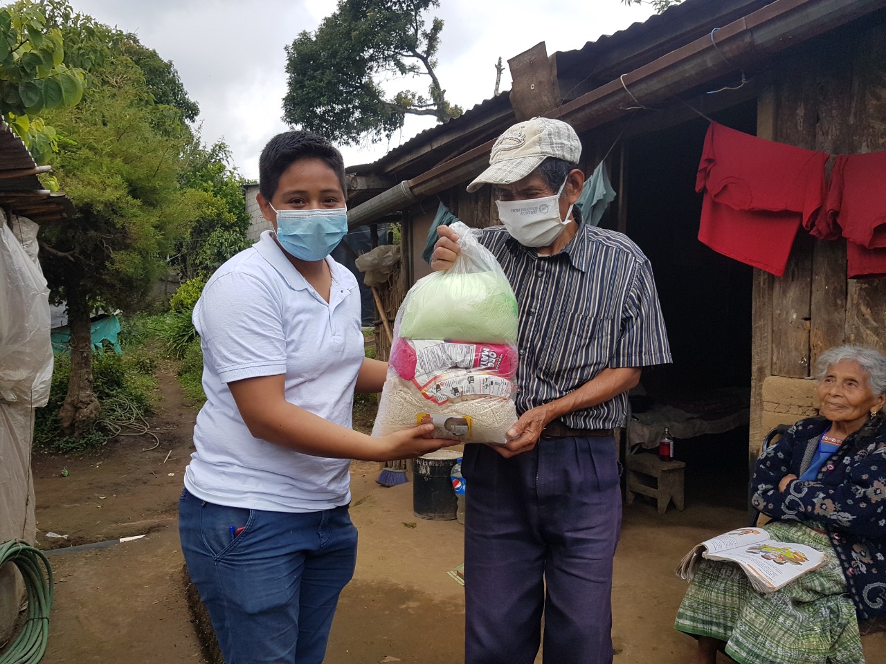Vecinos de San Martín Zapotitlán reciben dotación de víveres