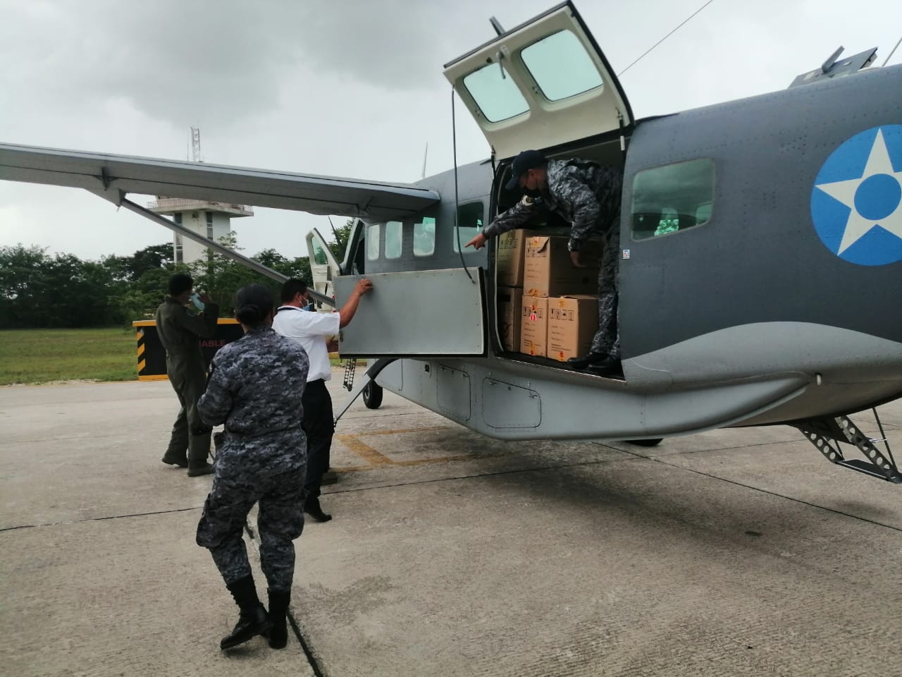 Trasladan vía aérea más de 22 mil dosis de la vacuna contra el COVID-19 a Zacapa y Petén