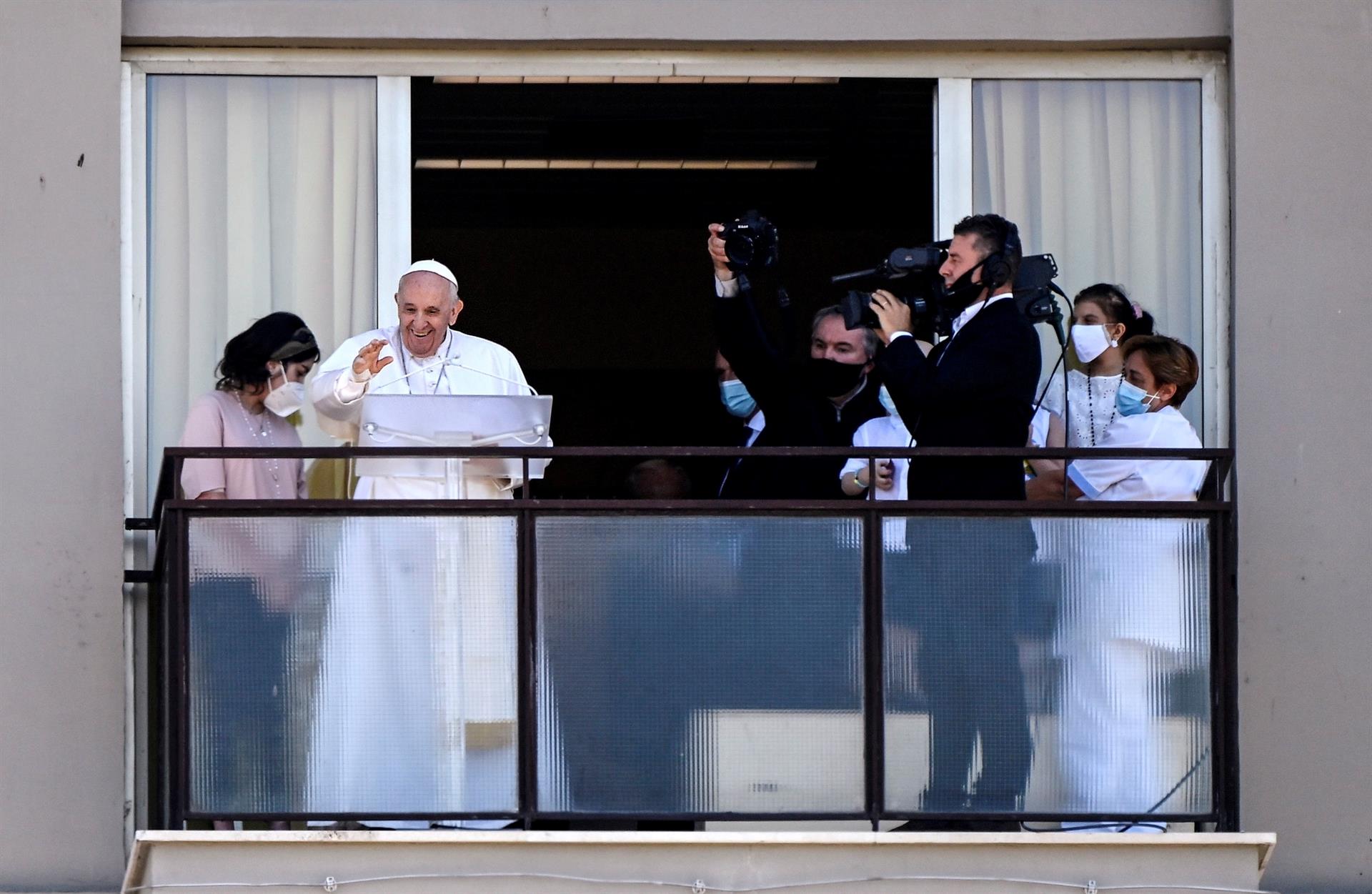 El Papa defiende una sanidad “para todos” en su reaparición desde el hospital