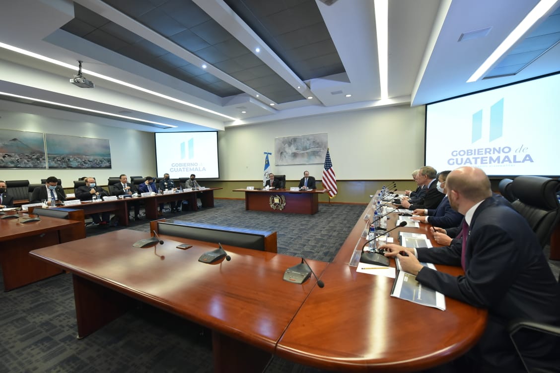 El presidente Alejandro Giammattei, se reunió con los seis senadores de EE.UU. en Casa Presidencial