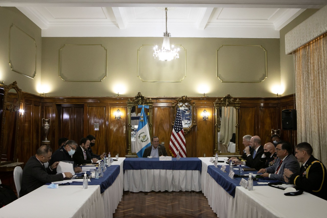 Presidente se reúne con jefe del Comando Sur