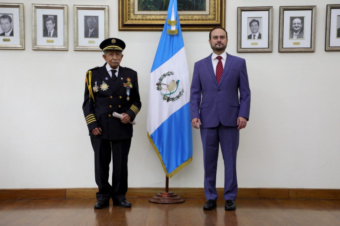 Miembro fundador de bomberos municipales y voluntarios recibe Orden del Quetzal