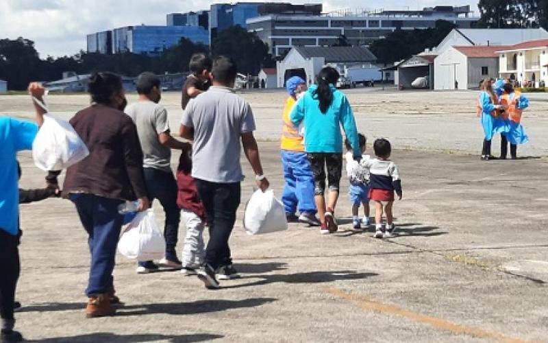 EE. UU. reanuda vuelos para migrantes que arribaron recientemente de manera irregular a su territorio