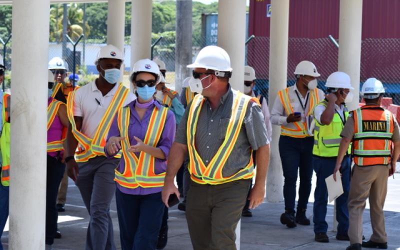 Guardacostas de Estados Unidos realizan visita en Portuaria Quetzal.