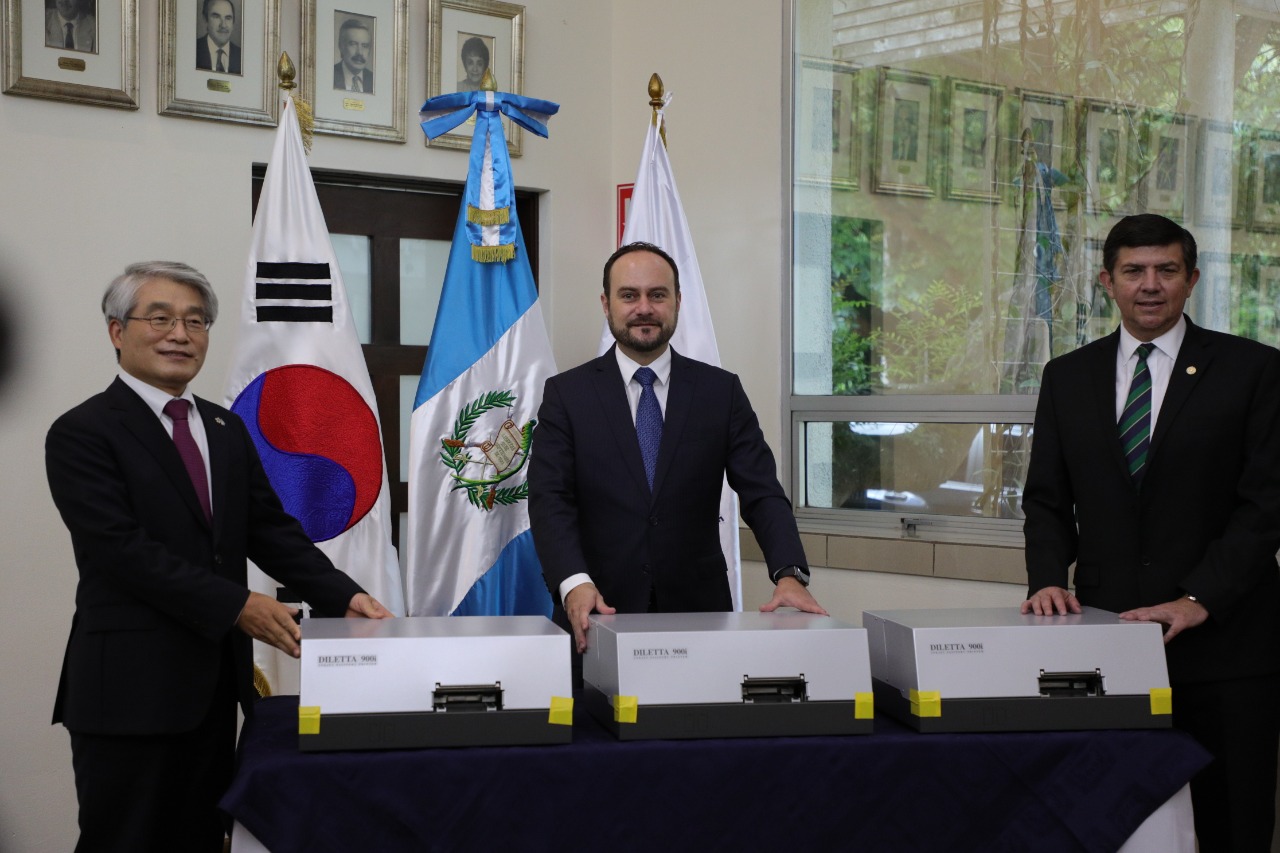 Corea dona a Guatemala equipo para impresión de pasaportes