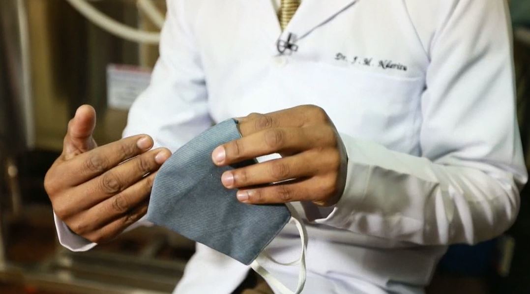 Médico de Kenia crea mascarilla quirúrgica antiviral con nanotecnología
