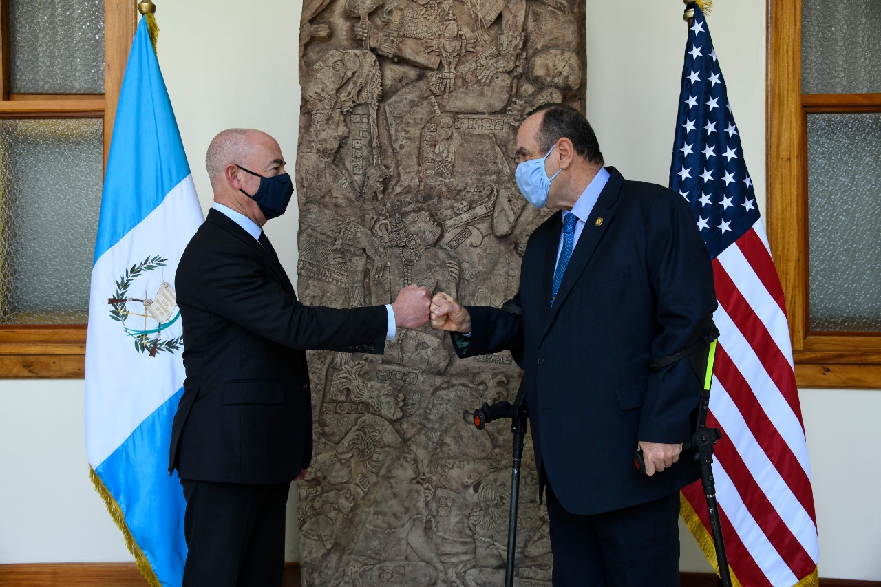 Mandatario Alejandro Giammattei durante el recibimiento del Secretario de Seguridad Nacional