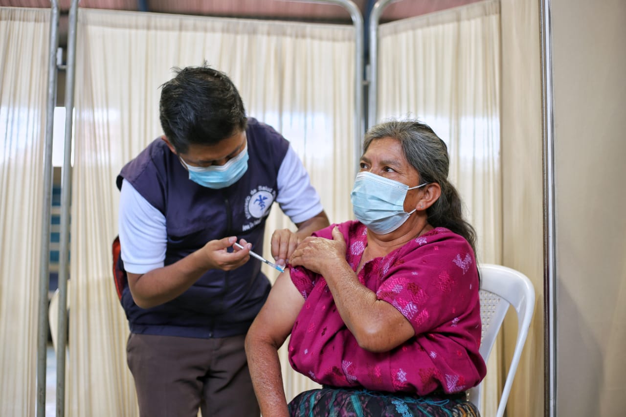 Más de 200 mil guatemaltecos han recibido el esquema completa de la vacuna contra el COVID-19.