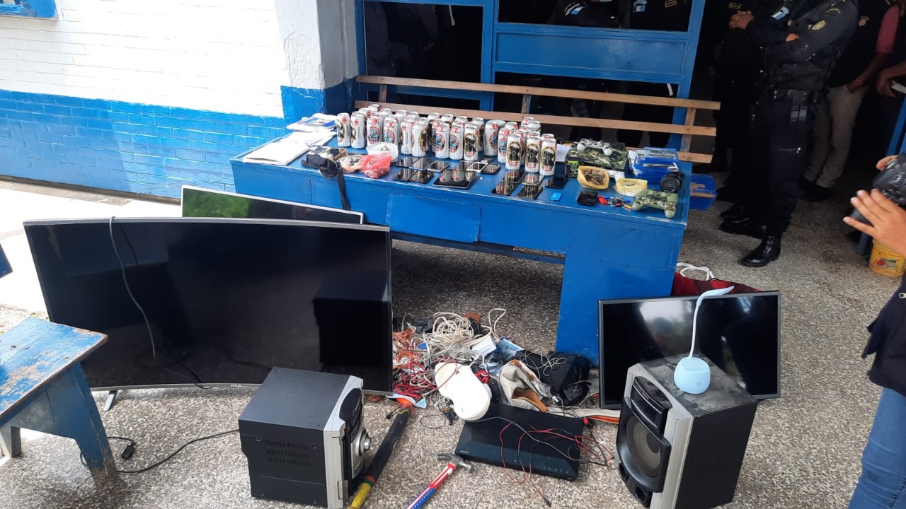 Localizan droga, celulares y licor durante requisa en cárcel Pavón