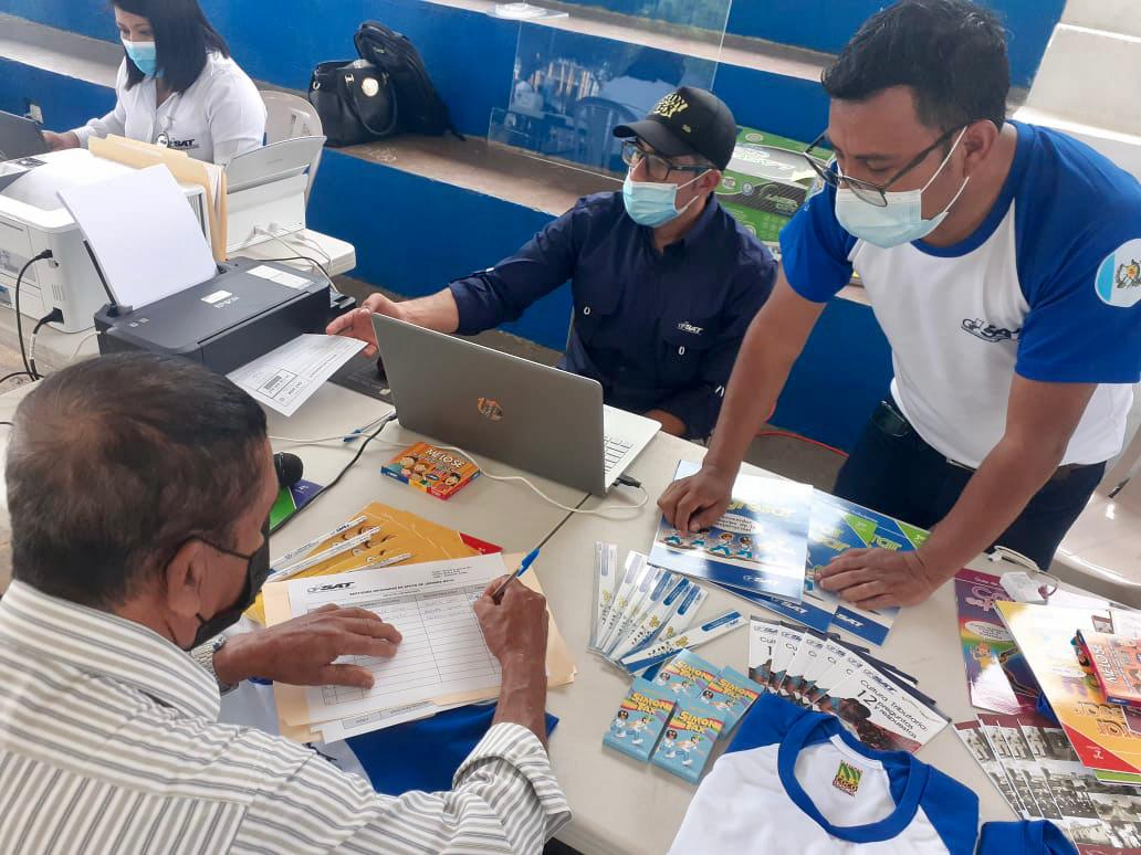Pobladores de Zapotitlán, Jutiapa llegan a la jornada móvil de servicios integrados de la SCEP